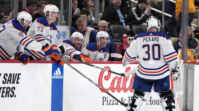 Edmontonas "Oilers" vārtsargs Kelvins Pikārds un komandas biedri. Foto: Gene J. Puskar/AP/Scanpix