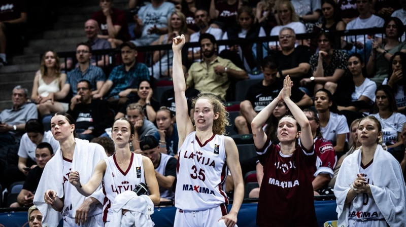 Luīze Sila (centrā) 2023. gada 6. augustā Klaipēdā. Foto: FIBA