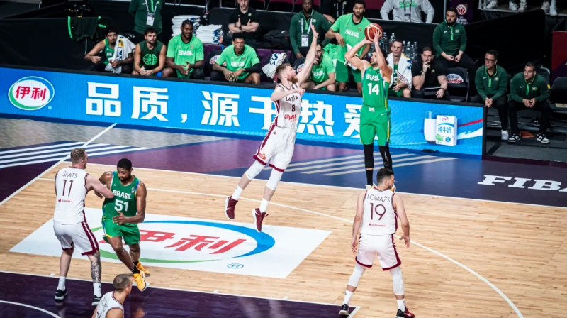 Dāvis Bertāns un Leo Meindls 2024. gada 7. jūlijā. Foto: FIBA