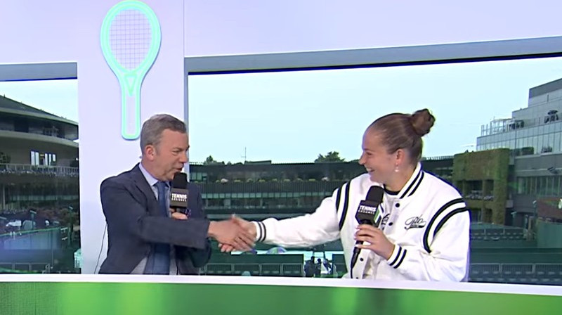 Reportieris un Ostapenko. Foto: Tennis Channel