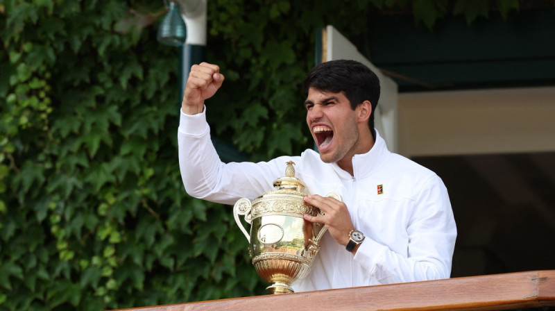 Karloss Alkarass ar Vimbldonas trofeju. Foto: Reuters/Scanpix