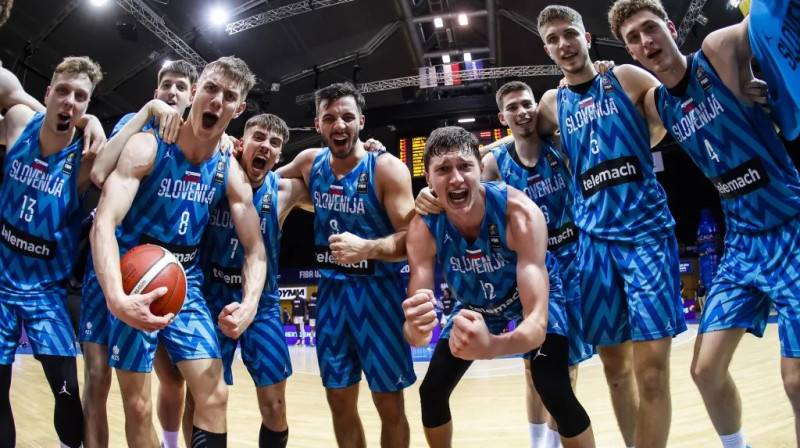 Slovēnijas U20 valstsvienības basketbolisti pēc fināla sasniegšanas. Foto: FIBA