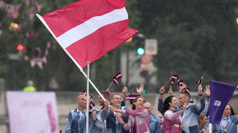 Latvijas olimpieši uz kuģa Sēnā. Foto: Romāns Kokšarovs / LOK