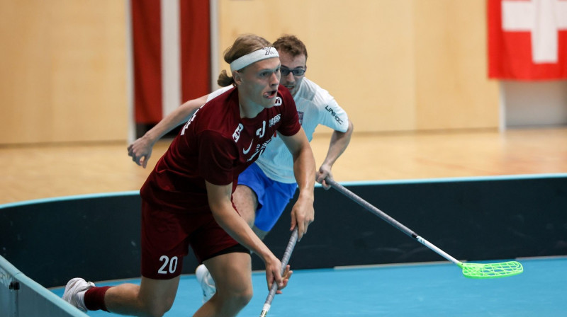 Gustavs Griezītis tika atzīts par labāko Latvijas izlasē spēlē pret slovākiem, foto: Floorball.lv