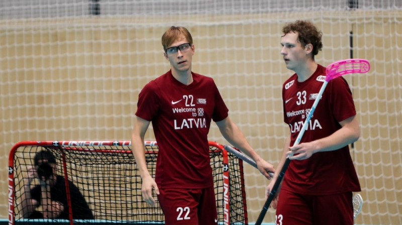 Pēteris Trekše un Jorens Malkavs izlases kreklā, foto: Floorball.lv