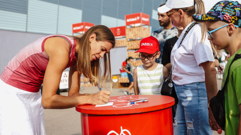 Tīna Graudiņa olimpiešu sagaidīšanā pie "Rimi" Olimpiskā centra. Foto: LOK