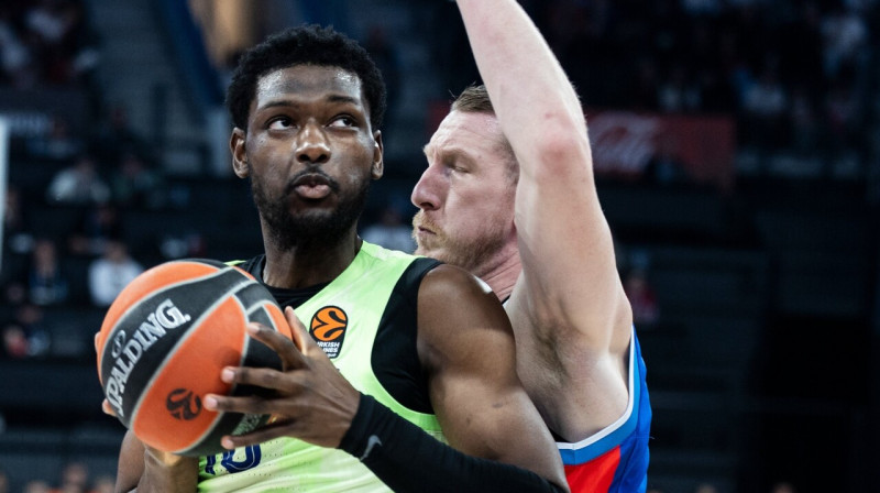 Rolands Šmits aizsardzībā. Foto: Barça Basket