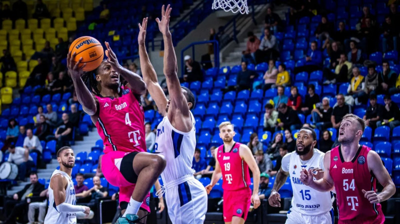 Bonnas "Telekom Baskets" basketbolists Flandruss Flemings (Nr. 4) uzbrukumā pret Ramatganas "Maccabi Ironi". Foto: FIBA