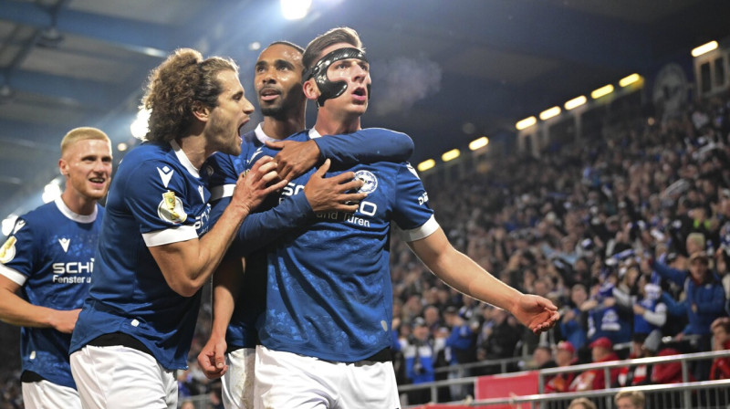 Mariuss Vērls un citi Bīlefeldes "Arminia" futbolisti pēc vārtu guvuma. Foto: Marc Niemeyer/Kolbert-Press/Imago Images/Scanpix