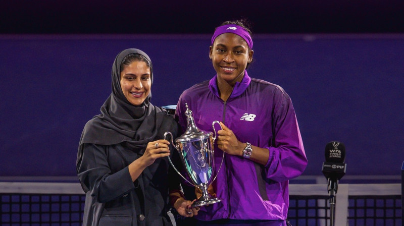 Saūda Arābijas Sporta lietu ministra asistente Adva Al Arifi un čempione Koko Gofa. Foto: WTA Finals Riyadh