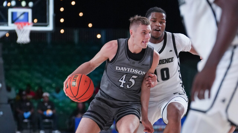 Roberts Blūms ar bumbu. Foto: Davidson College Men's Basketball