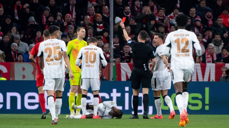 Manuels Noiers tiek noraidīts Vācijas kausa astotdaļfināla spēlē. Foto: Eibner/Imago Images/Scanpix