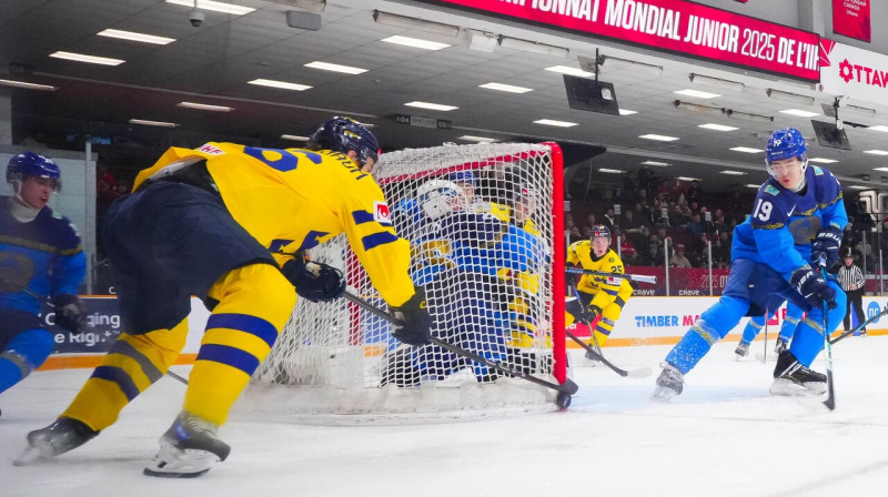 Mirklis no Zviedrijas un Kazahstānas U20 valstsvienību spēles. Foto: IIHF