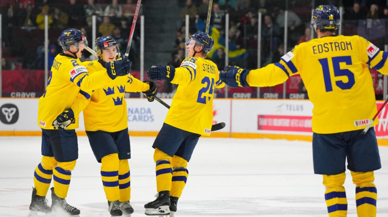 Zviedrijas U20 valstsvienības hokejisti pēc vārtu guvuma. Foto: Matt Zambonin/IIHF