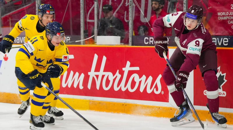 Ēriks Mateiko cīņā pret Zviedrijas U20 valstsvienību. Foto: Matt Zambonin/IIHF