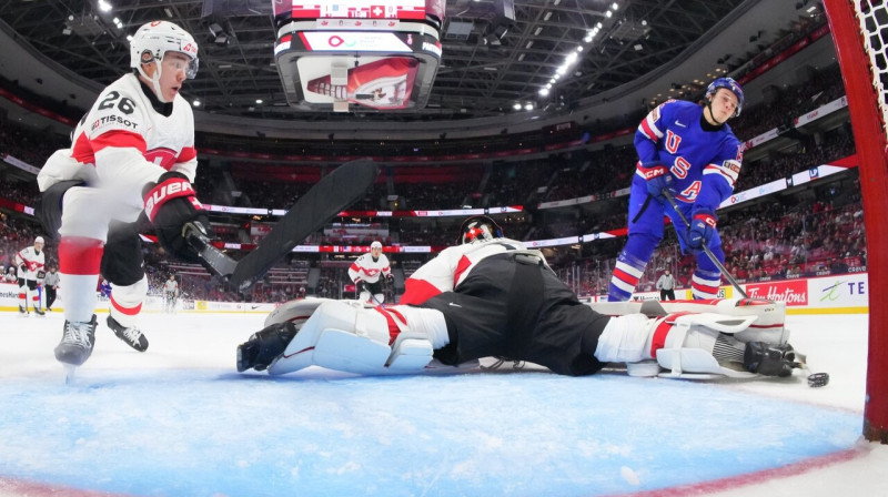 Mirklis pirms amerikāņa Džeimsa Heigensa vārtu guvuma spēlē pret Šveices U20 valstsvienību. Foto: IIHF