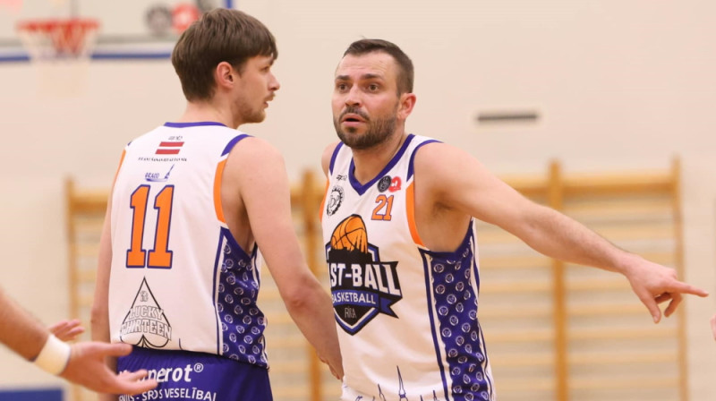 Kaspars Ivanovs (#11) un Artūrs Kramiņš (#21). Foto: Renārs Buivids