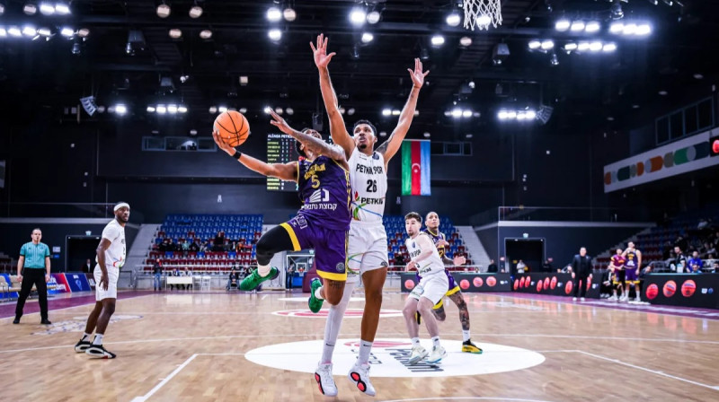 Mirklis no Izmiras "Petkim Spor" un Holonas "Hapoel" cīņas Baku. Foto: FIBA