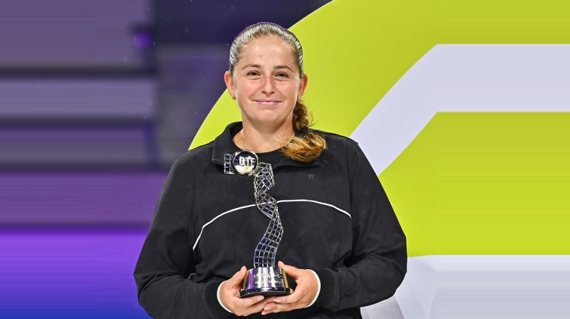 Aļona Ostapenko ar Dohas vicečempiones trofeju. Foto: EPA/Scanpix