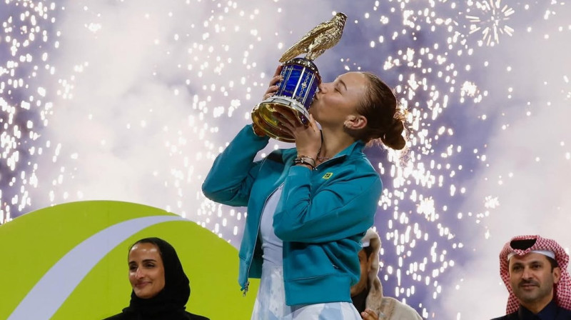 Amanda Aņisimova ar Dohas trofeju. Foto: WTA