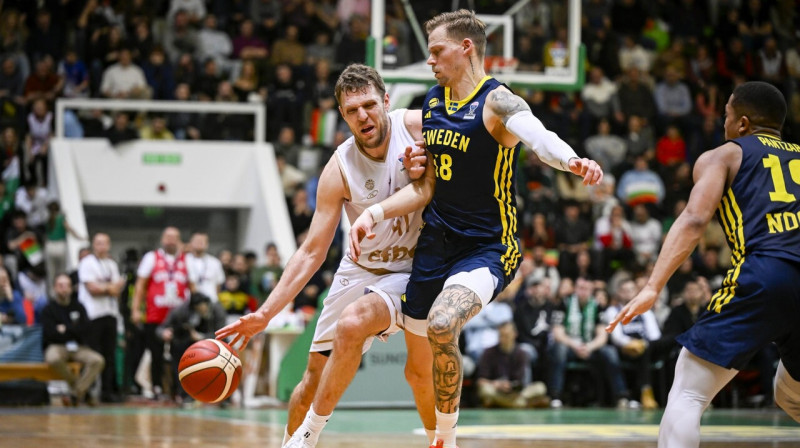 Aleksandars Vezenkovs Bulgārijas cīņā pret Zviedrijas valstsvienību. Foto: FIBA