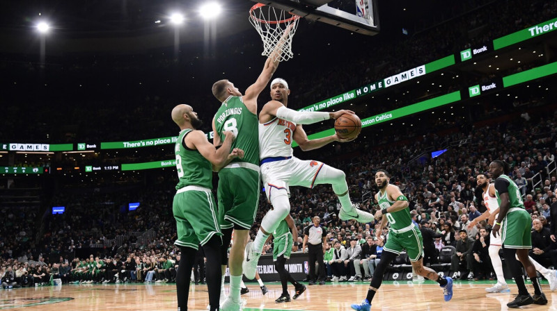 Kristaps Porziņģis aizsardzībā spēlē pret Ņujorkas "Knicks". Foto: Bob DeChiara/USA Today Sports/Scanpix