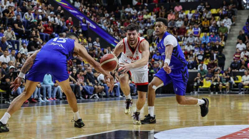 Mirklis no Venecuēlas un Čīles valstsvienību cīņas Karakasā. Foto: FIBA