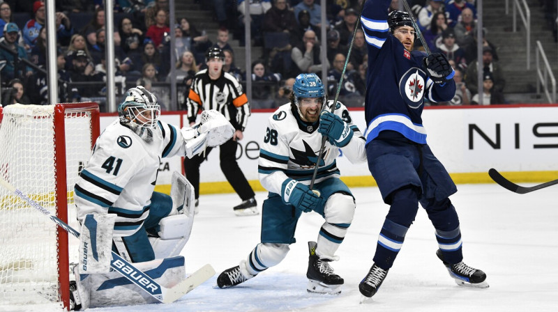 Vinipegas "Jets" uzbrucējs Gabriels Vilardi Sanhosē "Sharks" vārtu priekšā. Foto: Fred Greenslade/AP/Scanpix