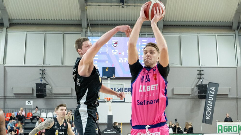 Rolands Freimanis ar bumbu pret Rostislavu Novicki. Foto: Nauris Slokenbergs