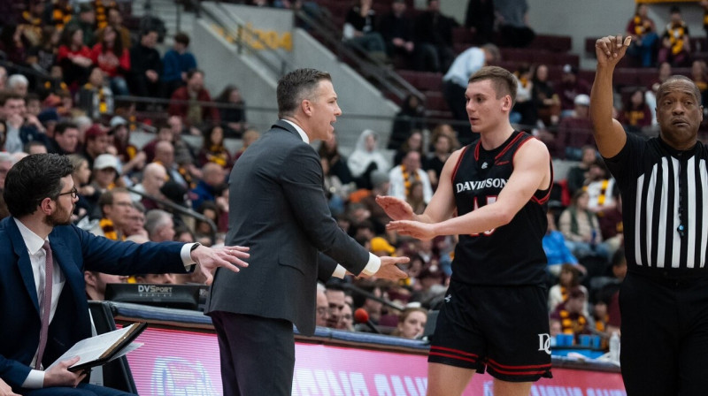 Roberts Blūms ar treneri. Foto: Davidson College Men's Basketball