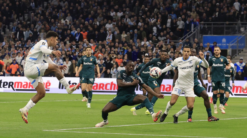 Lānsas komandas futbolisti aizsardzībā cīņā Marseļā. Foto: Manon Cruz/Reuters/Scanpix