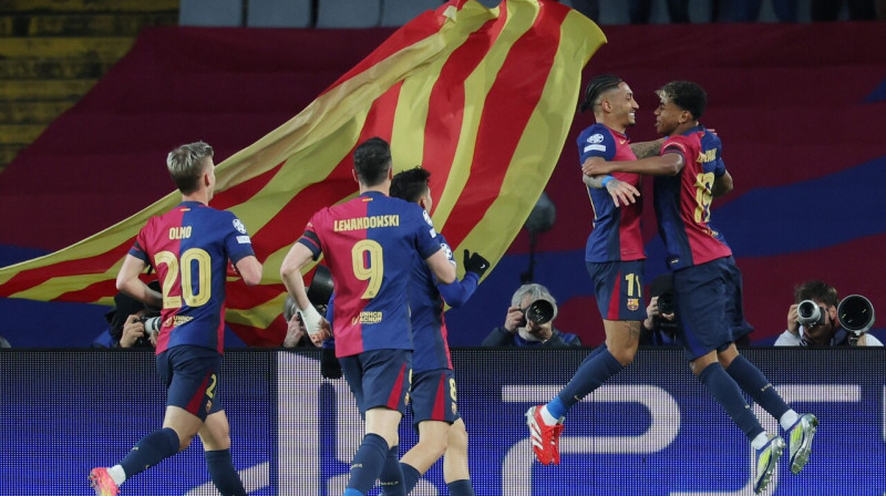 Rafinja un Lamins Jamals pēc vārtu guvuma. Foto: Lluis Gene/AFP/Scanpix