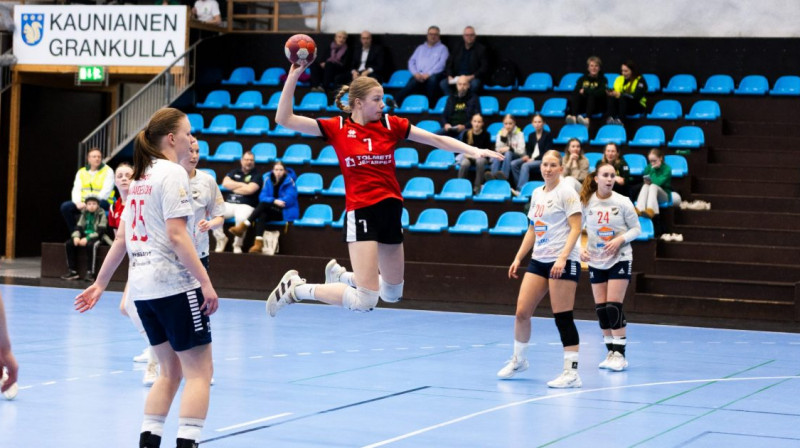 Pretinieču vārtiem uzbrūk jēkabpiliete Vivita Puķinska. Foto: Latvijas Handbola federācija