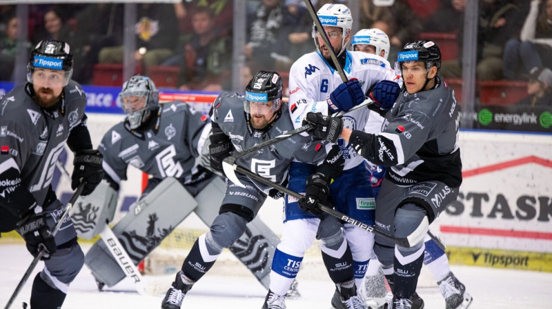 Roberts Mamčics (pirmais no labās) cīņā pret Brno "Kometa". Foto: HC Energie Karlovy Vary
