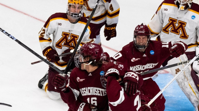 Mirklis pēc Masačūsetsas Universitātes Amhērstā "Minutemen" vārtu guvuma. Foto: UMass Hockey