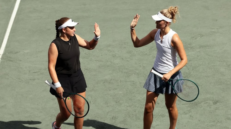 Aļona Ostapenko un Erina Routlifa. Foto: Credit One Charleston Open