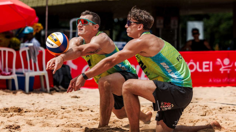 Mārtiņš Pļaviņš un Kristians Fokerots. Foto: volleyballworld.com