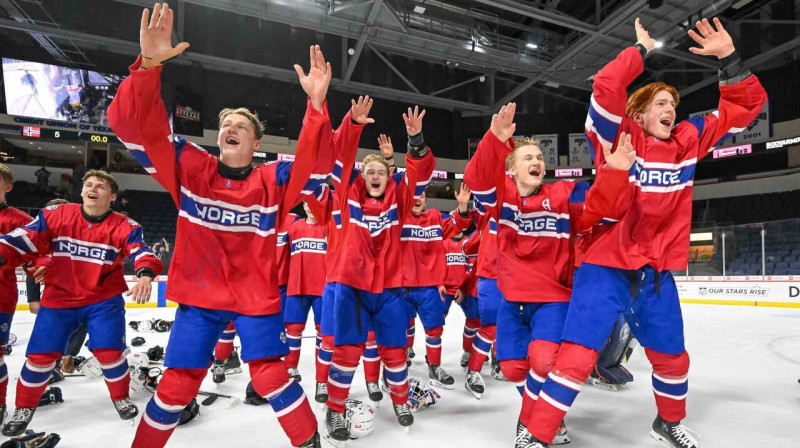 Norvēģijas U18 valstsvienības hokejisti pēc noturēšanās pasaules meistarsacīkšu augstākajā līgā. Foto: Tim Austen/IIHF