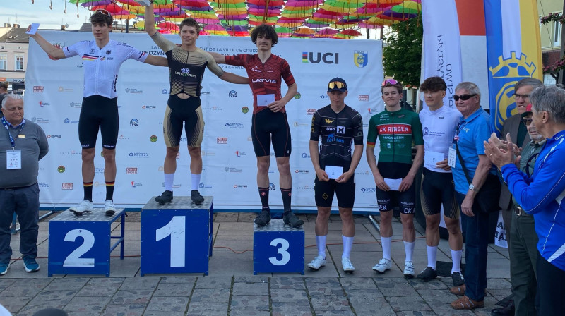 Arvīds Logins (uz 3. pakāpiena)
Foto:lrf.lv