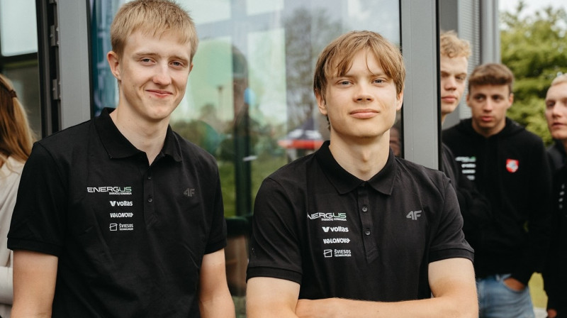 Skrapcis (no kreisās) un Klsimets ir savas vienības līderi 
Foto: Energus Cycling team