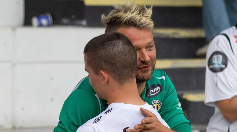 Lūkass Vapne un Sogndāles komandas treneris. Foto: Sogndal Fotball