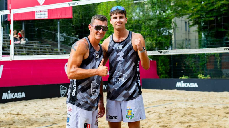 Mārtiņš Pļaviņš un Kristians Fokerots. Foto: volleyballworld.com
