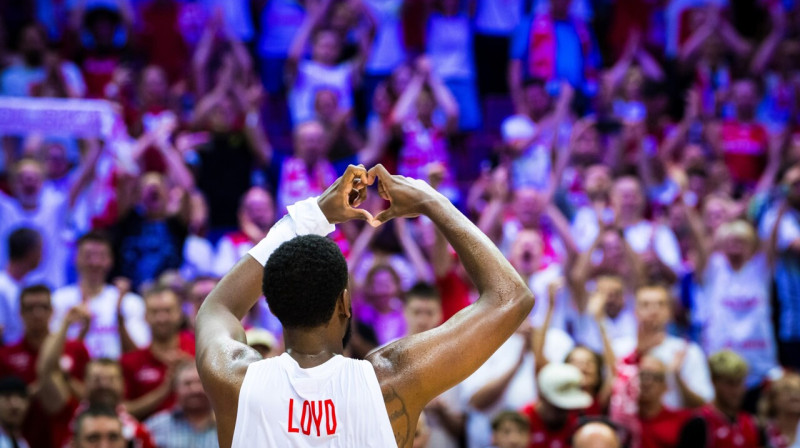Amerikānis Džordans Loids un Polijas valstsvienības līdzjutēji pēc vakar Katovicē uzvarētās spēles pret Izraēlu. Foto: FIBA