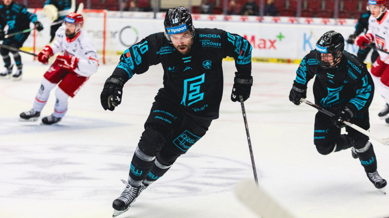 Haralds Egle uzbrukumā. Foto: HC Energie Karlovy Vary