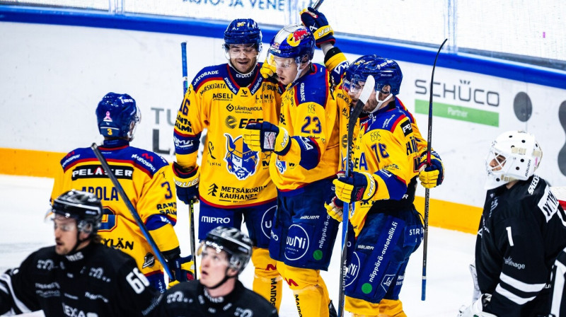 Alberts Šmits (Nr. 23) ar komandas biedriem pēc vārtu guvuma. Foto: Teemu Saarinen