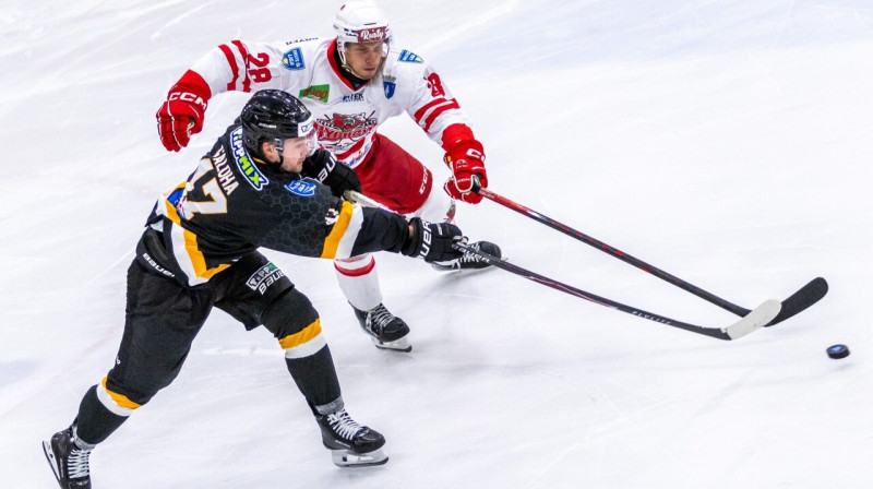 Kirils Galoha metienā. Foto: Szolnoki László/DEAC Jégkorong