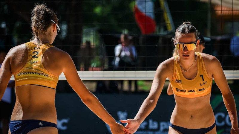 Deniela Konstantinova un Līva Ēbere. Foto: volleyballworld.com