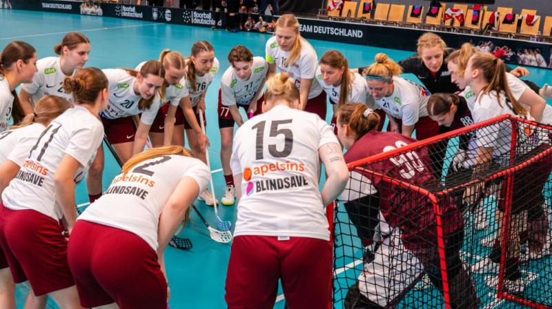 Latvijas izlase pirms spēles pret slovākietēm. Foto: Floorball Floorball Deutschland