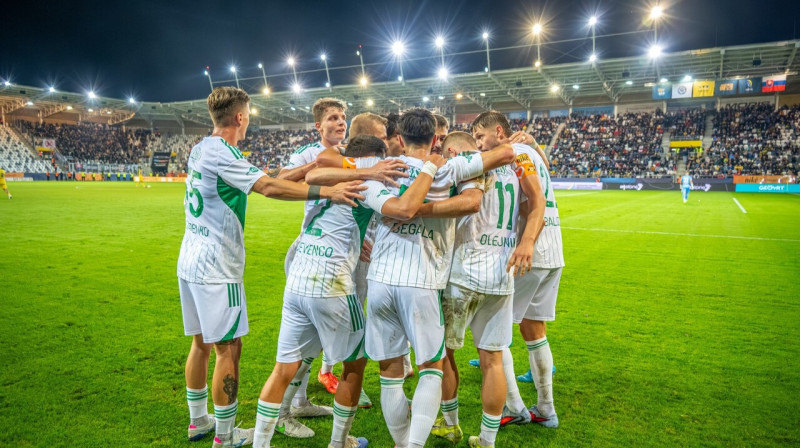 Prešovas "Tatran" futbolisti, tostarp Daniels Balodis (pirmais no labās). Foto: FC Tatran Prešov