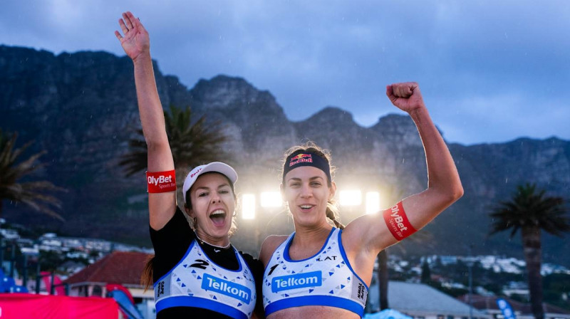 Anastasija Samoilova un Tīna Graudiņa. Foto: volleyballworld.com